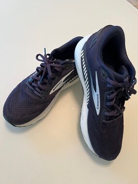 Brooks Men's Beast 24 Navy and White Running Sneakers